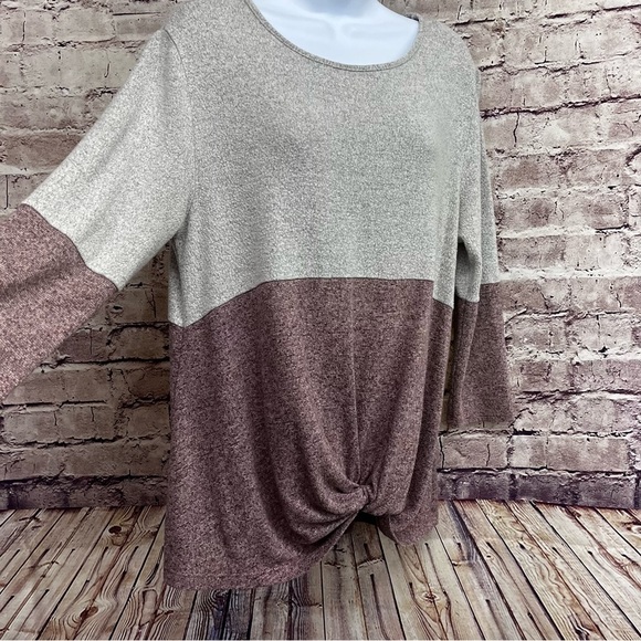Pink Clover Gray Color Block Twist Hem Fleece Top - Picture 2 of 8